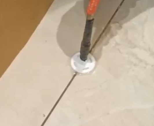 铜陵市瓷砖空鼓维修公司专业解答瓷砖在铺贴过程中，如果没有涂抹均匀到位的粘结材料（如水泥砂浆或瓷砖胶），可能会导致以下问题