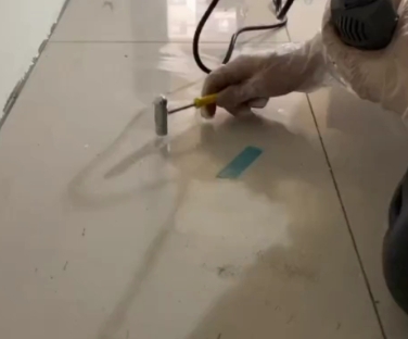 铜陵市瓷砖开裂维修公司专业分享瓷砖在铺贴前如果没有沥干水分，将会导致以下问题